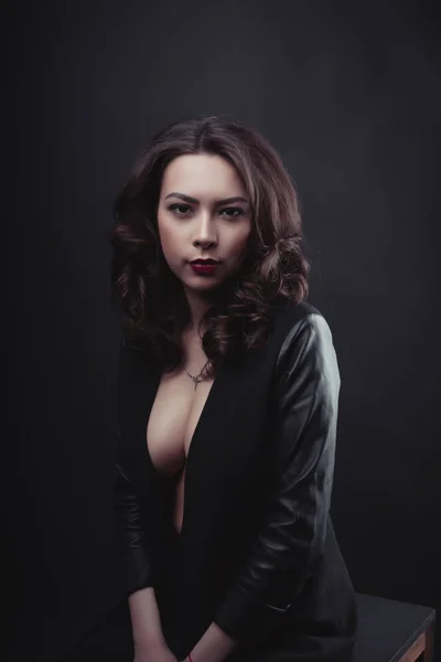 Modieuze brunette vrouw met krullend haar dragen leather sweater — Stockfoto