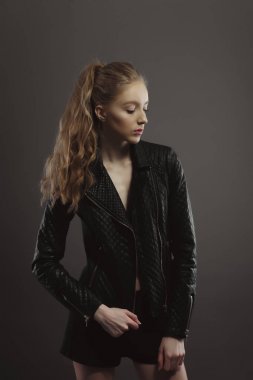 Güzel genç model siyah deri j testlerinde modeli için poz