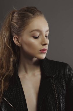 Çekici genç model deri ceket modeli testler için poz