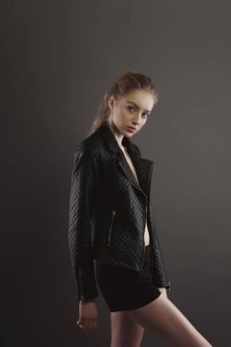 Muhteşem genç model deri ceket modeli testler için poz