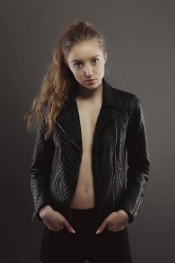 Muhteşem genç model deri ceket modeli testler için poz bir