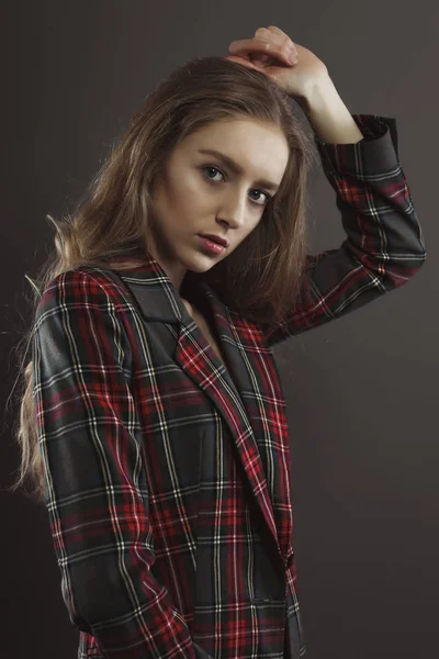 Mujer joven de moda posando para pruebas de modelo en chaqueta de tartán — Foto de Stock