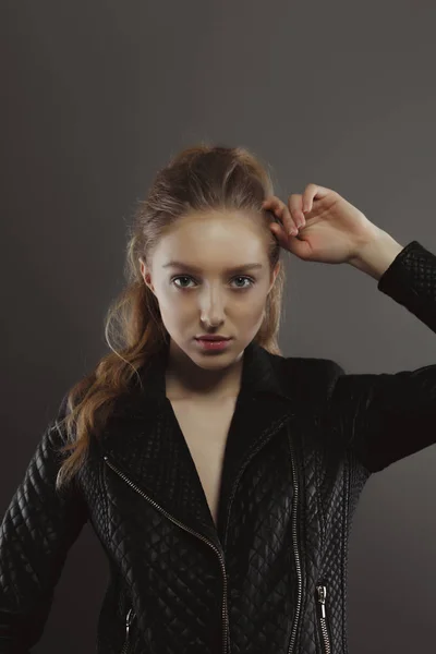 Молодая модель позировала для модельных испытаний в кожаной куртке — стоковое фото