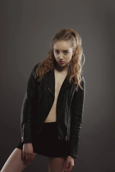 Elbűvölő fiatal modell jelentő modellkísérletek bőr dzseki — Stock Fotó