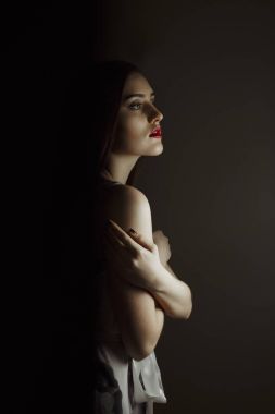 Parlak makyaj shado içinde poz ile çekici esmer kadın