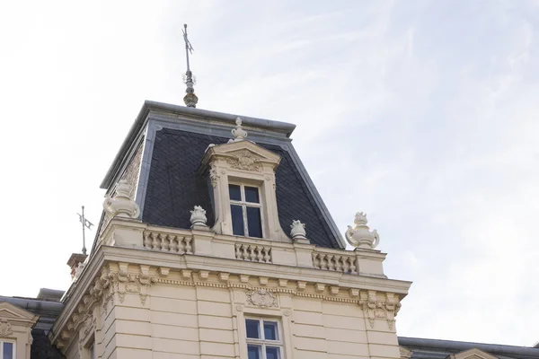 Ancien toit en bardeaux d'un bâtiment privé à Lviv — Photo