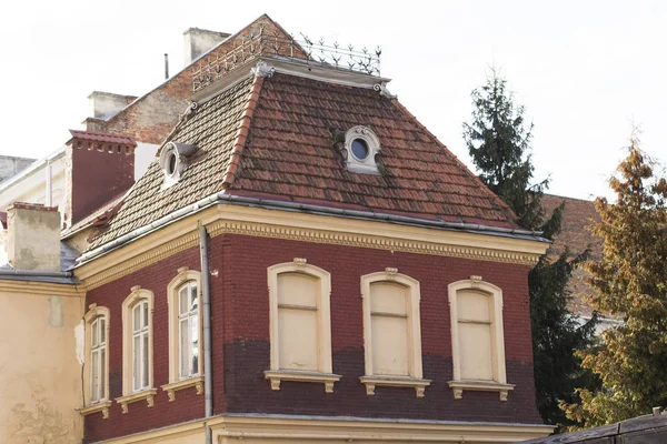 Ancien toit en bardeaux d'un bâtiment privé à Lviv — Photo