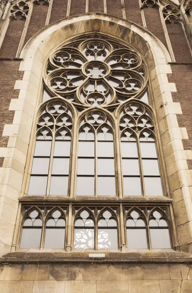 Bela janela gótica na fachada da Igreja de Santa Olga — Fotografia de Stock