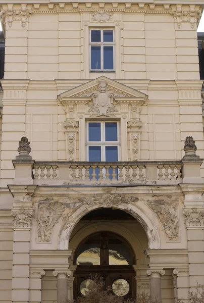 Fachada de edifício antigo com varanda em Lviv — Fotografia de Stock