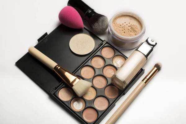 Flat lay of contouring palette, makeup brushes and highlighter. — Stock Photo, Image