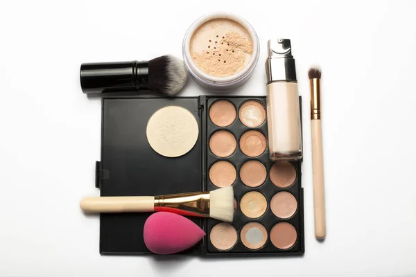 Flat lay of contouring palette,makeup brushes and mineral powder — Stock Photo, Image
