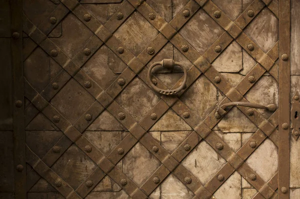 Фрагмент деревянной ржавой двери с металлическими элементами — стоковое фото