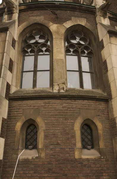 Janela medieval na fachada da Igreja de Santa Olga e Eliz — Fotografia de Stock