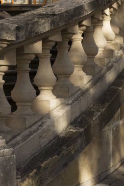 Güneş ışığında Tırabzan ayakları