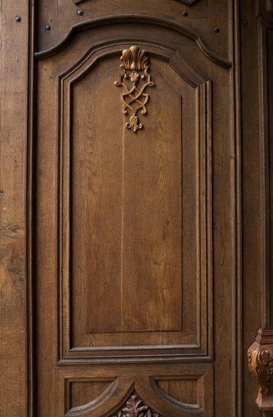 Старая деревянная дверь с красивым узором — стоковое фото