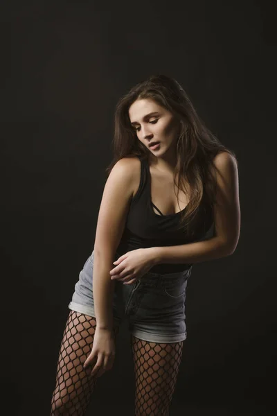 Sexy jovem modelo posando para testes de modelo em um fundo preto — Fotografia de Stock