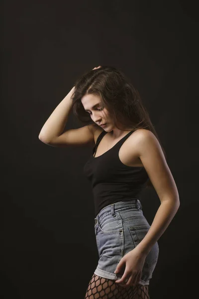 मॉडेल चाचण्यांसाठी स्टाइलिश युवा सेक्सी मॉडेल पोझिंग — स्टॉक फोटो, इमेज