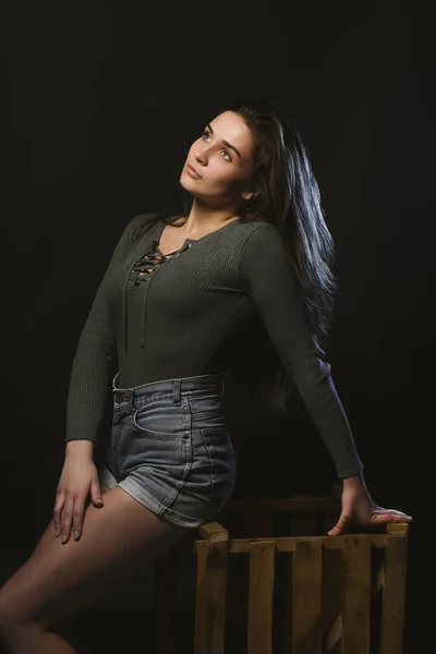 Fabelhaftes junges sexy Model im dunklen Studio mit blauem Licht — Stockfoto