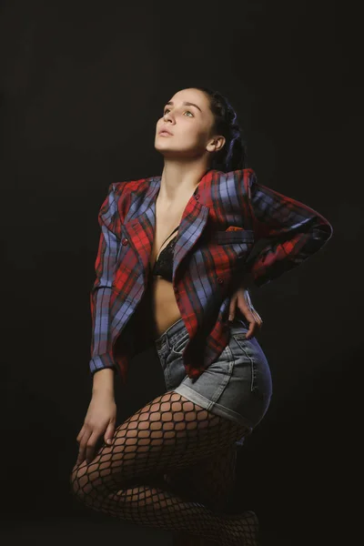 Gloriosa joven posando para pruebas de modelo en chaqueta a cuadros —  Fotos de Stock