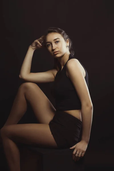 Hübsches junges Model posiert für Model-Tests im Studio — Stockfoto