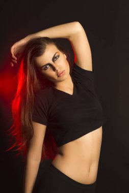 Sanat makyaj stüdyosu ile kırmızı ışık ile genç şık Bayan