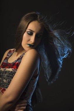 Rüzgar saç olan güzel esmer kadın 