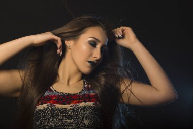 Rüzgar saç ve koyu makyaj ile güzel esmer bayanı