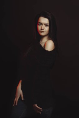 Moda esmer model siyah swe testlerinde modeli için poz