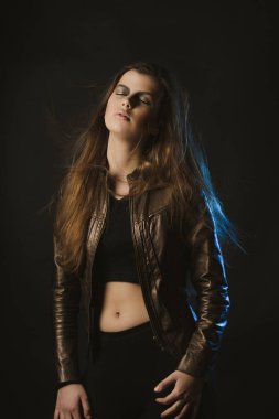 Stüdyoda uzun gür saçlı poz şehvetli esmer kadın 