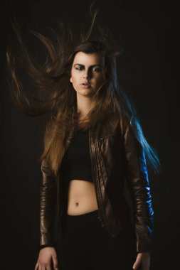 Sanat makyaj ve saç hareket ile lüks esmer kadın