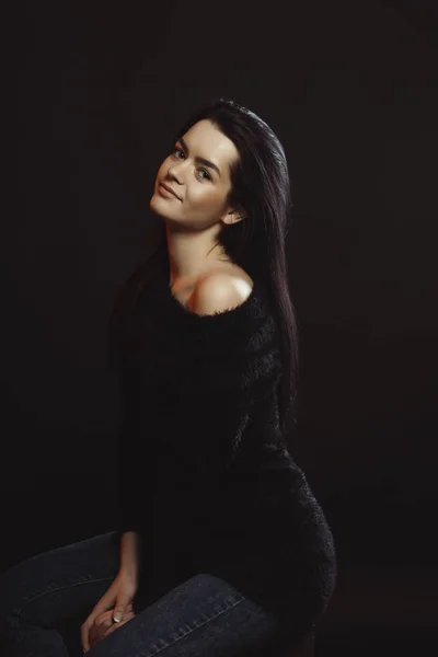 Vacker ung modell som poserar i svart stickad tröja — Stockfoto