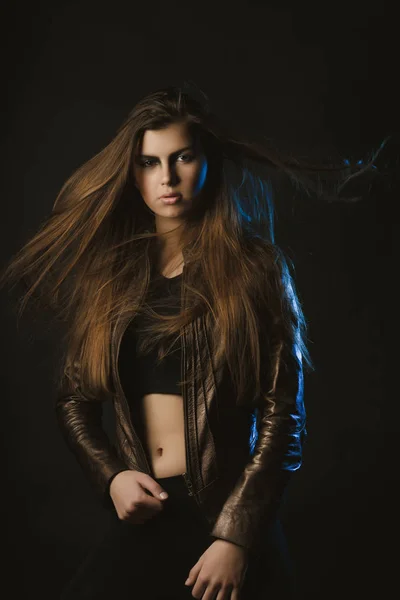 Chwalebne brunetka dama z długimi włosami w ruchu — Zdjęcie stockowe