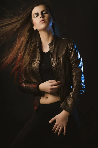 Hareket uzun gür saçlı muhteşem genç kadın. Stüdyo çekimi — Stok fotoğraf