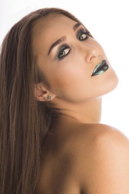 Çekici bir kadın yüzü beyaz arka stüdyoda parlak makyaj ile