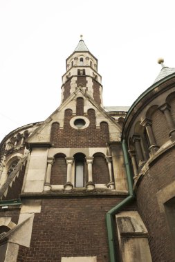 Cephe spiers ile güzel Gotik Kilisesi