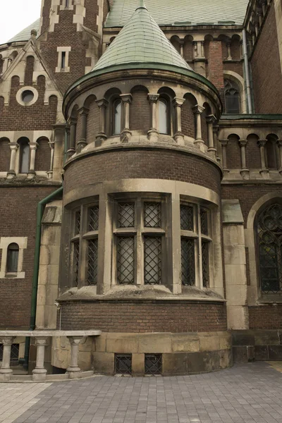 Fachada de bela igreja gótica com parede de tijolo — Fotografia de Stock