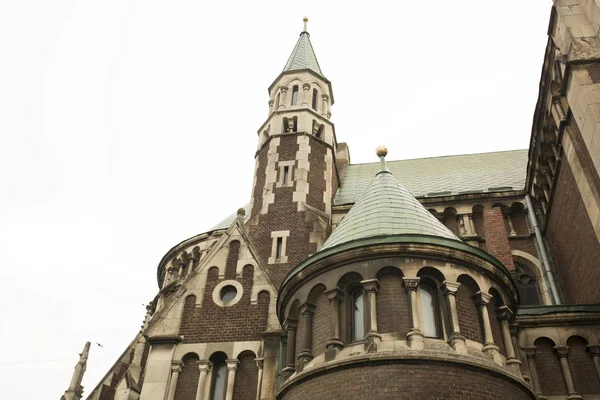 Bela igreja gótica com aranhas e grandes janelas — Fotografia de Stock