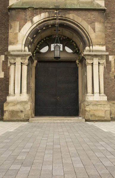 Porta de ferro forjado com colunas na entrada da igreja — Fotografia de Stock