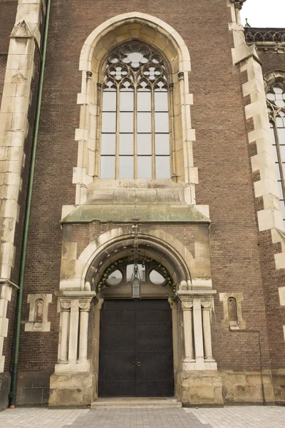 Entrada para a igreja com a porta de ferro forjado e grande gótico — Fotografia de Stock
