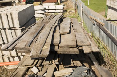 Ahşap inşaat sitesinde yığını