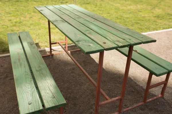Panca e tavolo in legno nel cortile — Foto Stock