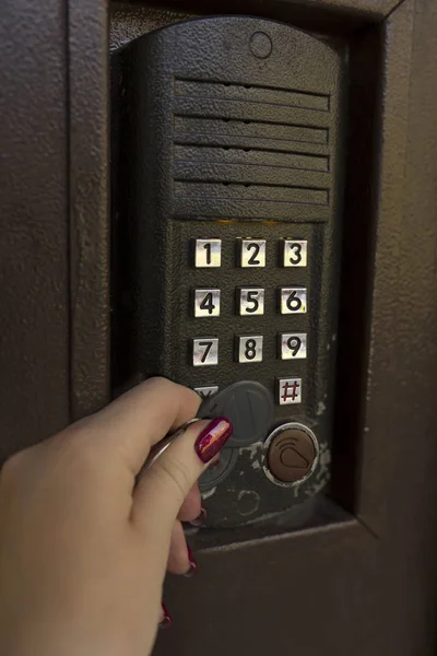 Vrouw hand interphone openen met een magnetische sleutel — Stockfoto