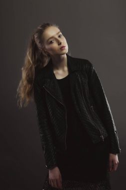 Genç model deri ceket modeli testler için poz çarpıcı