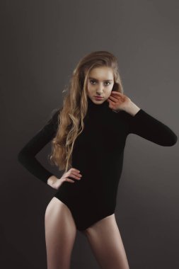 Modeli sınama siyah giyen genç sarışın model ile vücut üzerinde gri ba