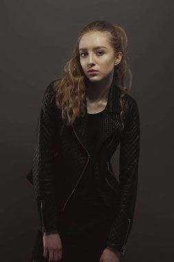 Lüks sarışın model siyah ceketli modeli testler için poz