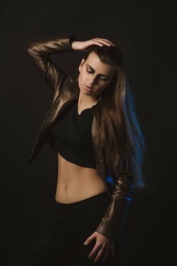 Yaratıcı makyaj stüdyoda poz ile oldukça şık kadın 