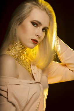 Parlak makyaj ve boynundaki altın folyo ile muhteşem kadın