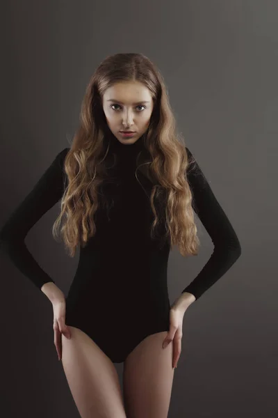 Модель тест з модною жінкою в чорному тілі над сірим спиною — стокове фото