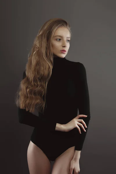 Modeltest mit sinnlicher Frau in schwarzem Körper über grauem Rücken — Stockfoto