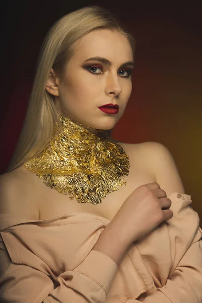 Parlak makyaj ve onun ne altın folyo harika genç kadınla